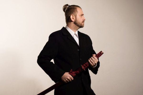 corte-de-pelo-para-hombre-joven-coleta-samurai
